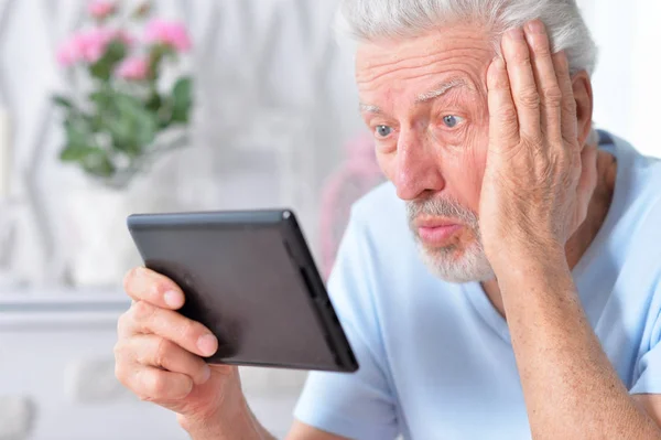 Senior Man Met Tablet Thuis — Stockfoto