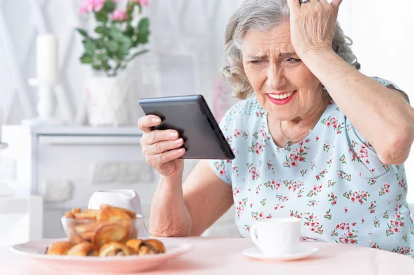 Portrait Senior Woman Tablet — Stock Photo, Image