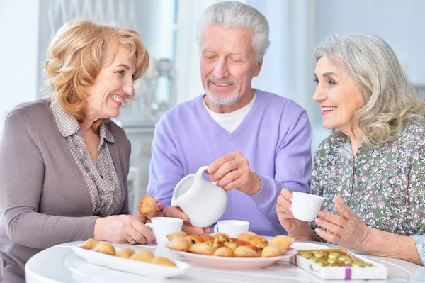 Gelukkige Senior Mensen Het Drinken Van Thee Met Cookies Keuken — Stockfoto