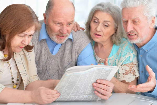 Twee Senior Koppels Zitten Aan Tafel Het Lezen Van Krant — Stockfoto