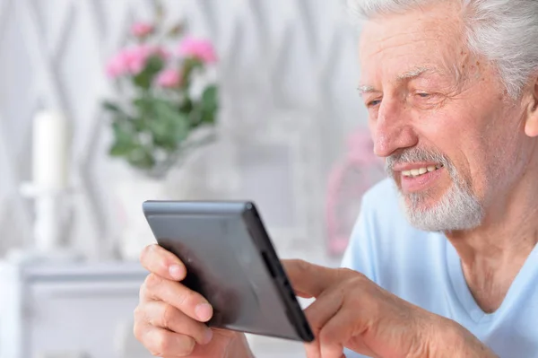 Senior Man Using Tablet Home — Stock Photo, Image