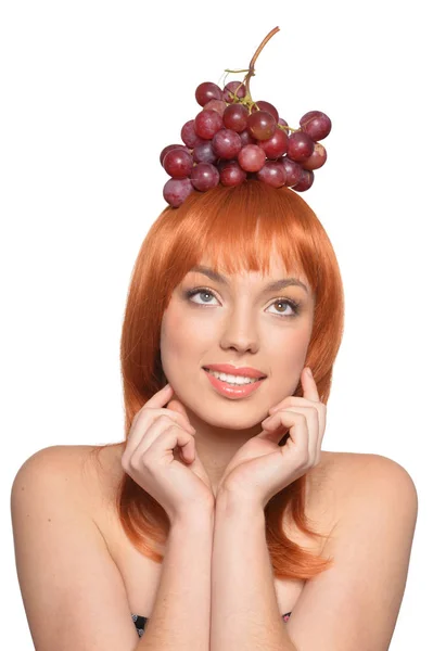 Retrato Uma Jovem Ruiva Com Uvas Vermelhas Cabeça Isolada Fundo — Fotografia de Stock