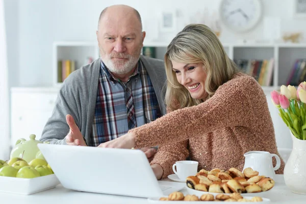 Porträt Eines Senioren Paares Mit Laptop Beim Frühstück Hause — Stockfoto