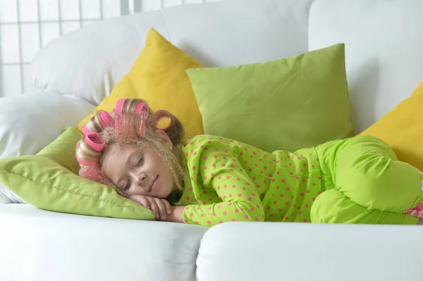 Menina Adorável Com Encrespadores Rosa Dormindo Casa — Fotografia de Stock