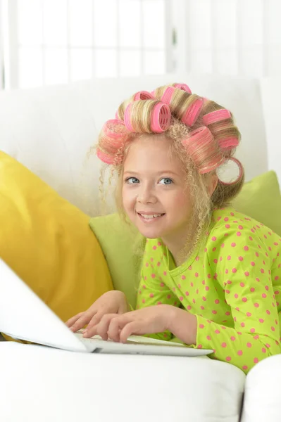 Schöne Kleine Mädchen Mit Rosa Lockenwickler Mit Laptop Hause — Stockfoto