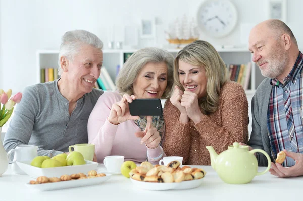 Zwei Senioren Paare Beim Morgendlichen Tee Küchentisch Mit Smaertphone — Stockfoto