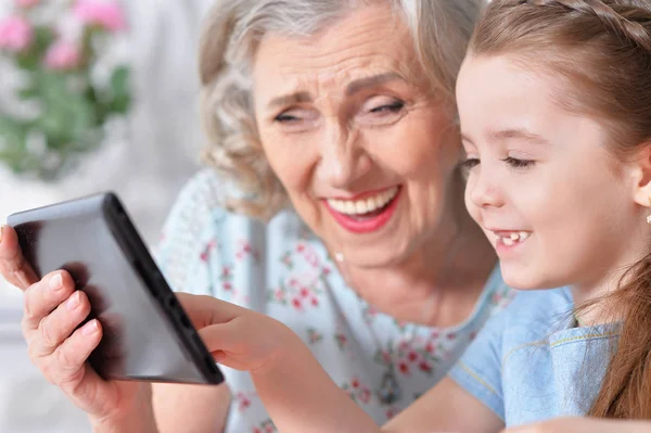Aranyos Kislány Nagyanyjával Aki Tabletet Néz — Stock Fotó