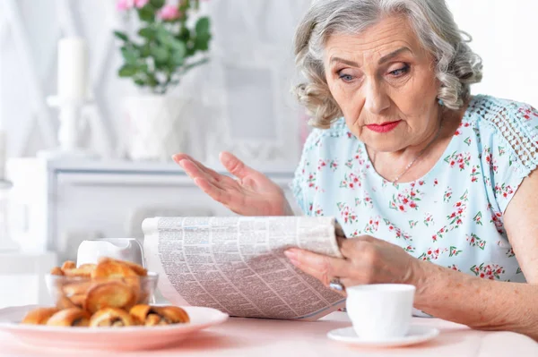 Ritratto Donna Anziana Premurosa Che Legge Giornale — Foto Stock