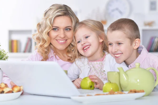 Szczęśliwa Matka Dzieci Siedzi Przy Stole Laptopa — Zdjęcie stockowe