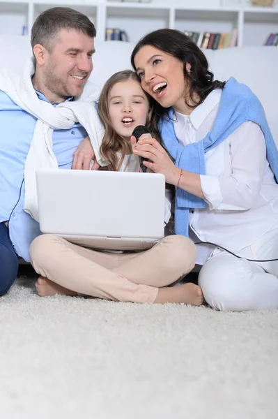 Padres Hija Cantando Karaoke Con Laptop Habitación —  Fotos de Stock