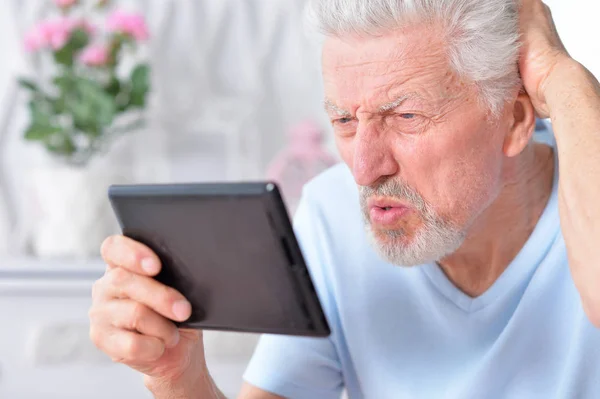 Starszy Mężczyzna Korzystający Tabletu Domu — Zdjęcie stockowe