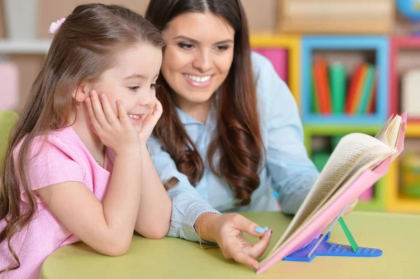 Mère Fille Faisant Leurs Devoirs Ensemble Dans Chambre — Photo