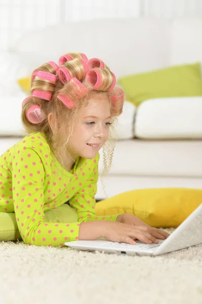 Bella Bambina Con Bigodini Rosa Utilizzando Computer Portatile Casa — Foto Stock