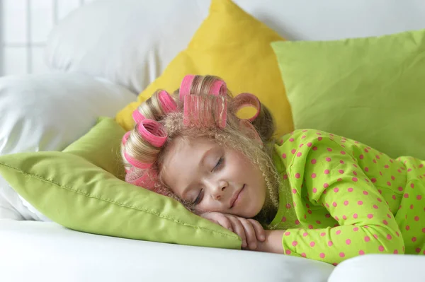 可爱的小女孩与粉红色的卷发睡在家里 — 图库照片