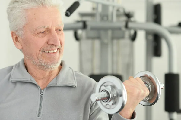 Yaşlı Adam Bir Spor Salonunda Egzersiz Sırasında — Stok fotoğraf