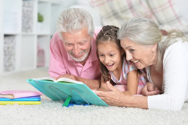 Morföräldrar Bok Med Lilla Barnbarn — Stockfoto