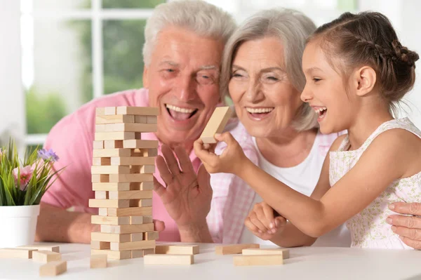 Бабушка и дедушка с внучкой играют вместе — стоковое фото