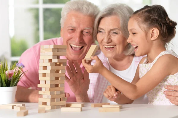 Abuelos con nieta jugando juntos — Foto de Stock