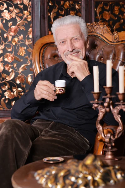 Sonriente Hombre Mayor Bebiendo Café Casa — Foto de Stock