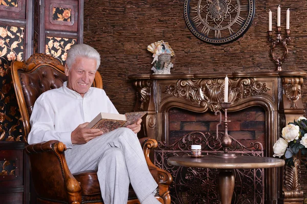 Hombre Maduro Lectura Libro Habitación Con Interior Vintage — Foto de Stock