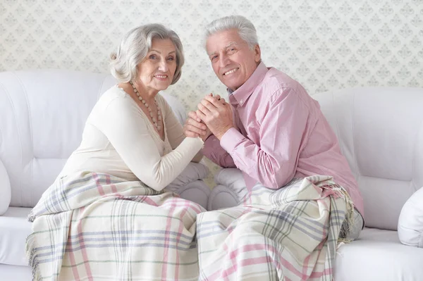 Feliz Pareja Ancianos Descansando Casa —  Fotos de Stock