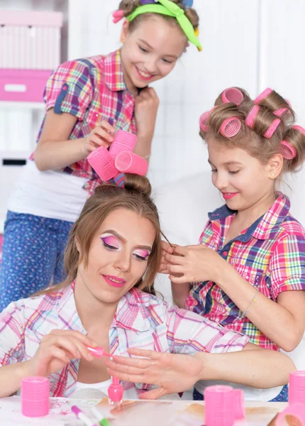 Meninas Gêmeas Bonitos Com Mãe Encrespadores Cabelo Fazendo Penteado Para — Fotografia de Stock