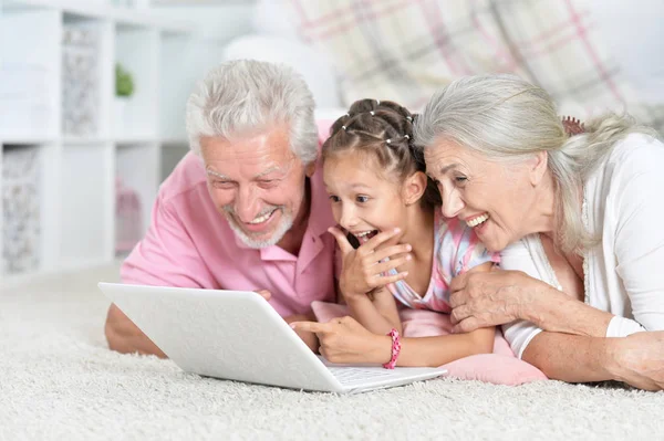 Grand Parents Avec Petite Fille Utilisant Ordinateur Portable Maison — Photo