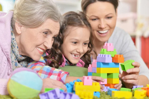 Feliz Família Sorridente Brincando Com Blocos Plástico Coloridos Enquanto Deitado — Fotografia de Stock