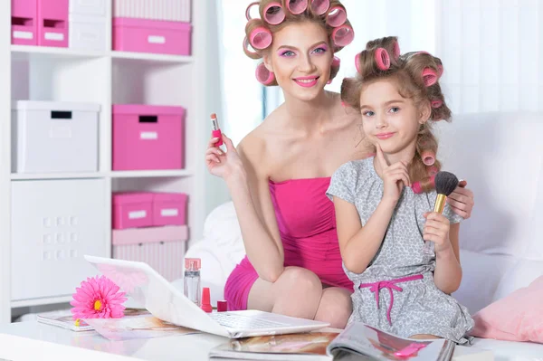 Retrato Mãe Feliz Filha Pequena Com Encrespadores Cabelo Aplicando Maquiagem — Fotografia de Stock