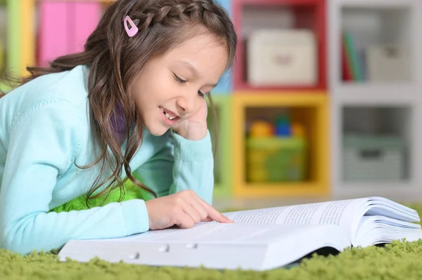 Kleines Mädchen Liegt Auf Dem Boden Und Liest Buch — Stockfoto