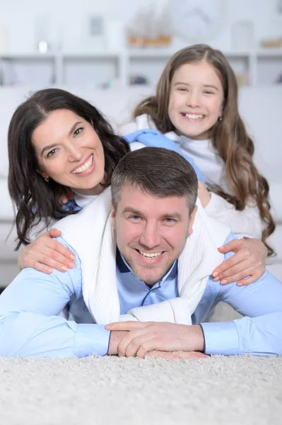 Pais Felizes Filha Posando Quarto — Fotografia de Stock