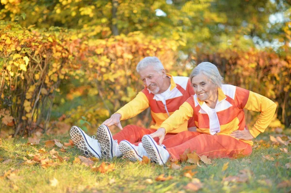 Forma Pareja Ancianos Haciendo Ejercicio Parque Otoño — Foto de Stock