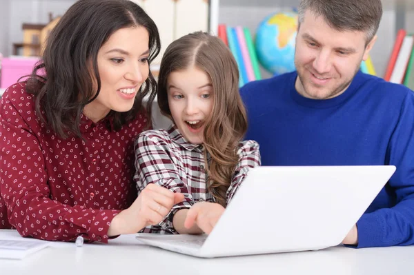 Родители Дочь Используют Ноутбук Номере — стоковое фото