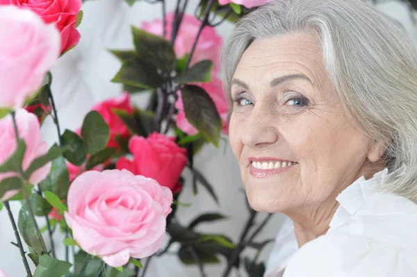 Senior Vrouw Portret Met Bloeiende Bloemen — Stockfoto