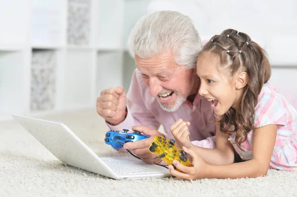 Känslomässiga Farfar Och Barnbarn Spelar Dataspel Med Laptop — Stockfoto