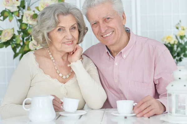 Gelukkige Senior Paar Portret Thuis Met Het Drinken Van Thee — Stockfoto