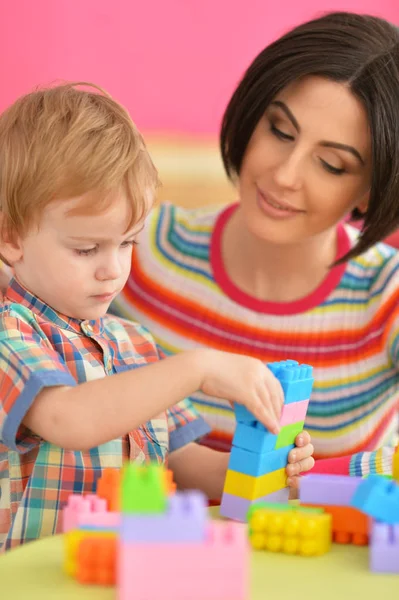 Jonge Moeder Schattig Zoontje Spelen Met Kleurrijke Kunststof Blokken — Stockfoto