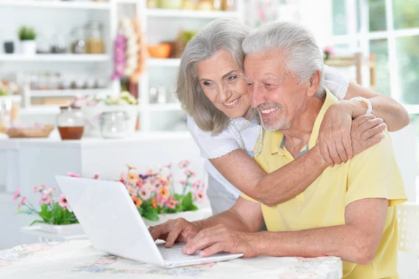 Casal Sênior Usando Laptop Casa — Fotografia de Stock