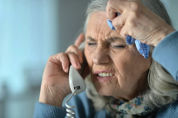 Portrait Upset Senior Woman Calling Doctor — Stock Photo, Image