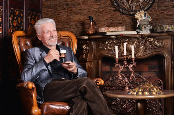 Glimlachend Senior Man Thuis Met Het Drinken Van Koffie — Stockfoto