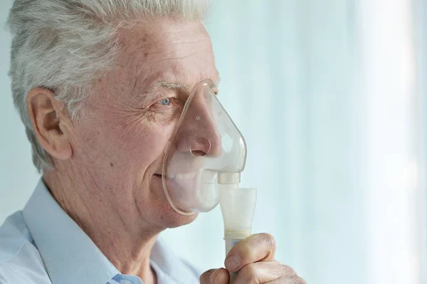Närbild Porträtt Äldre Man Med Inhalator — Stockfoto