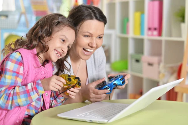 Mutlu Anne Kızı Dizüstü Bilgisayarda Oyun Oynama Portresi — Stok fotoğraf