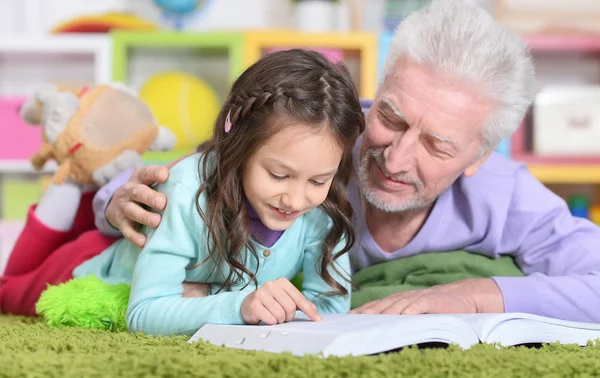 Kleines Süßes Mädchen Mit Großvater Liest Buch — Stockfoto