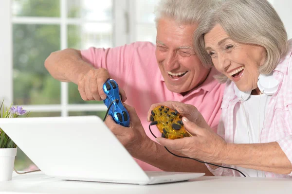 Retrato Casal Sênior Bonito Feliz Jogando Jogo Computador Com Laptop — Fotografia de Stock