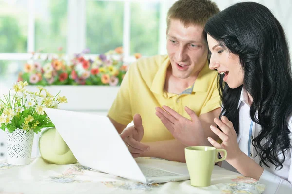 Retrato Feliz Pareja Joven Con Ordenador Portátil Casa —  Fotos de Stock