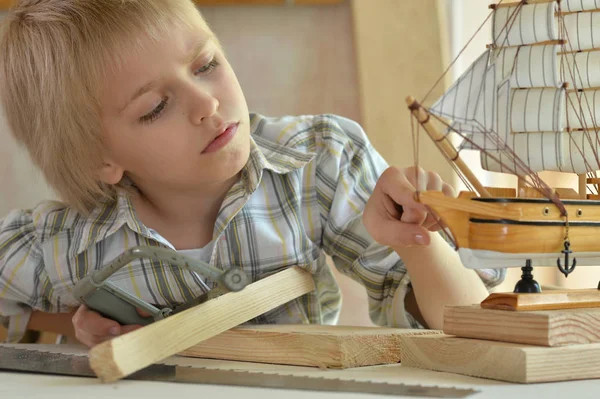 Netter Kleiner Junge Arbeitet Werkstatt Mit Holz — Stockfoto