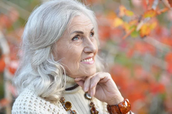 Gelukkige Oudere Vrouw Het Park — Stockfoto