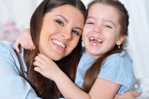 Närbild Porträtt Liten Flicka Med Mamma Kramas — Stockfoto