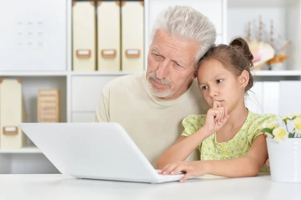 Homme Âgé Émotionnel Avec Petite Fille Utilisant Ordinateur Portable Maison — Photo