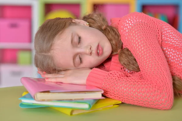 可爱的小女孩睡在书堆上的肖像 — 图库照片